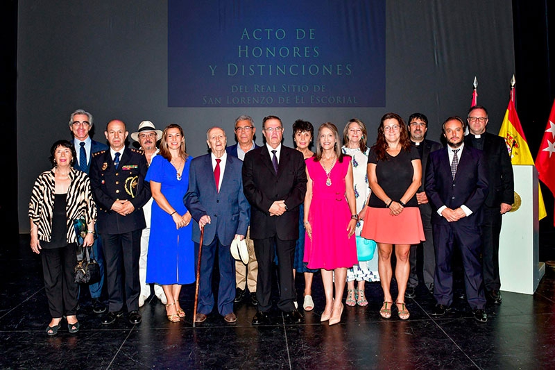 San Lorenzo de El Escorial | El Ayuntamiento de San Lorenzo de El Escorial entregó los Honores y Distinciones del Real Sitio, en el día de su Patrón