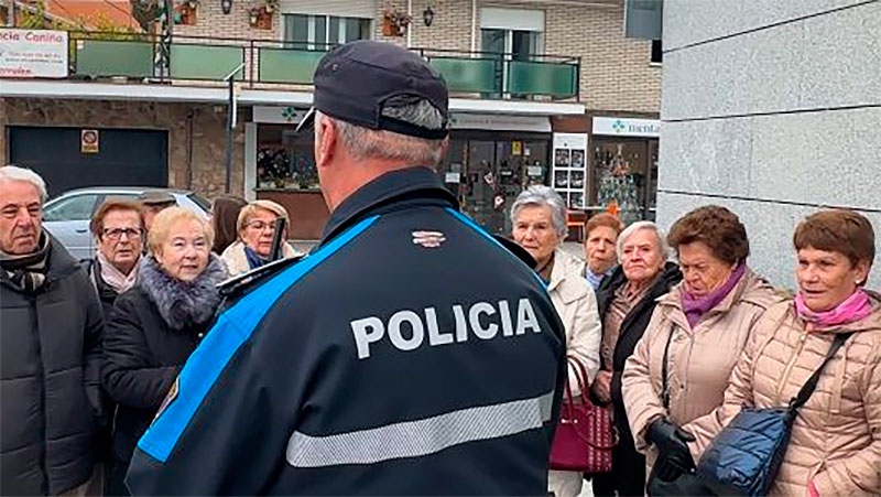 Galapagar | El abrazo amoroso o los billetes falsos, algunos de los timos que la policía advierte a nuestros mayores