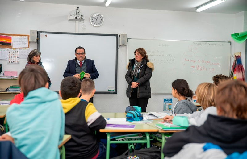 Boadilla del Monte | El Ayuntamiento reparte entre los escolares de 6º de Primaria ejemplares de la Constitución Española