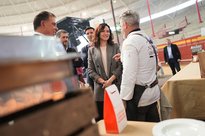 Díaz Ayuso, reconocida con el Garbanzo Dorado por su compromiso con el campo y sus productos