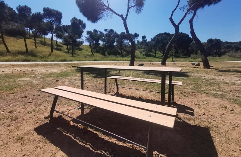 Arroyomolinos | El Ayuntamiento instala nuevo mobiliario en El Pinar del Templete