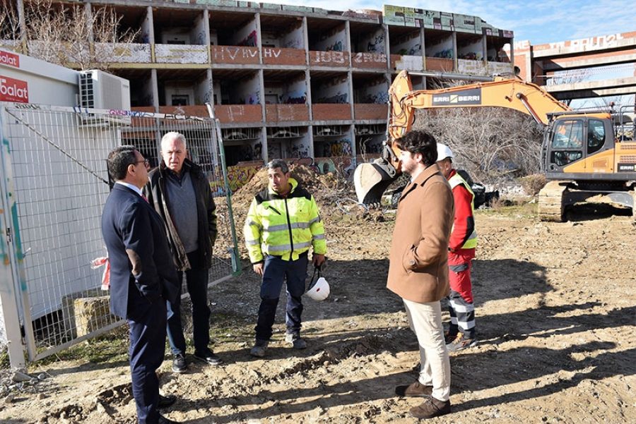 Villaviciosa de Odón | El Ayuntamiento inicia la demolición del edificio inacabado que se planificó como centro privado de tratamiento oncológico