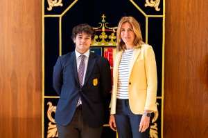 Pozuelo de Alarcón | La alcaldesa felicita al joven Álvaro Garmendia por su premio al mejor orador en el Torneo Intermunicipal de Debate Escolar de la UFV