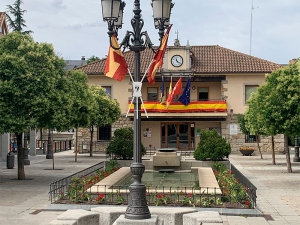 Torrelodones | Torrelodones engalana la Plaza de la Constitución y la Torre de los Lodones en el décimo aniversario de la proclamación del Rey Felipe VI