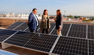 Pozuelo de Alarcón | La alcaldesa visita los 96 paneles solares instalados en el Ayuntamiento para ahorrar energía