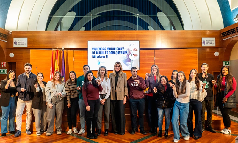 Pozuelo de Alarcón | El Ayuntamiento entrega las llaves a los jóvenes adjudicatarios de las viviendas de Miradores II