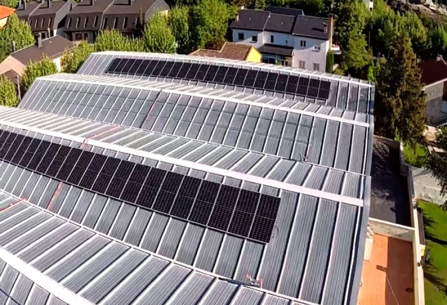 El Escorial | Termina la instalación de paneles solares fotovoltaicos en la cubierta del Polideportivo Municipal