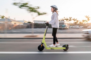 Un nuevo sistema detecta la conducción de patinetes por la acera y los para en tiempo real