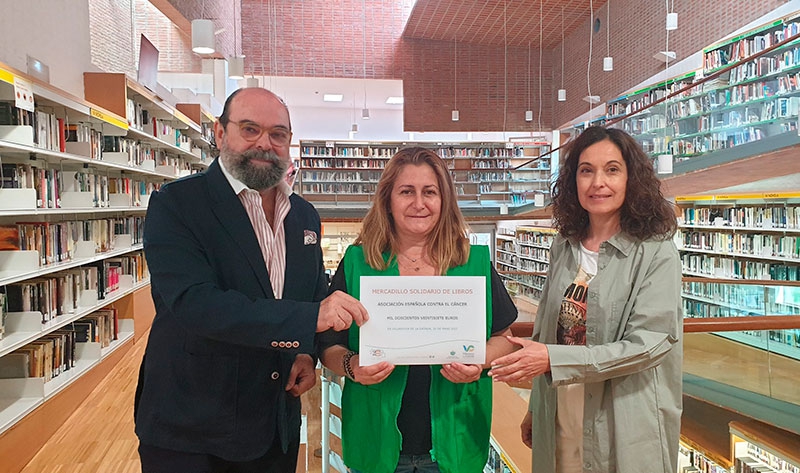 Villanueva de la Cañada | Entrega de la recaudación de la Feria del Libro a la AECC