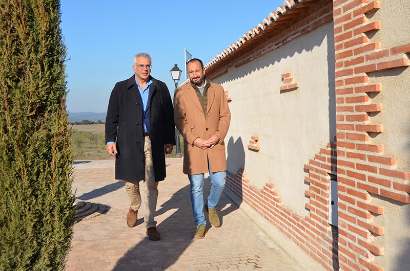 Villanueva de Perales | José María Barrado, y Carlos Izquierdo visitaron las obras del cementerio de Villanueva de Perales