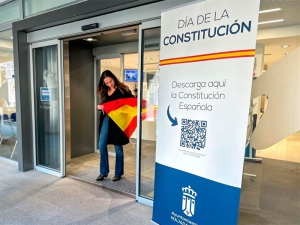 Majadahonda | Majadahonda celebra el Día de la Constitución Española repartiendo banderas entre los ciudadanos