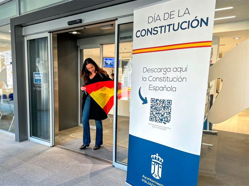 Majadahonda | Majadahonda celebra el Día de la Constitución Española repartiendo banderas entre los ciudadanos