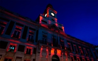 SANIDAD | La fachada de la Real Casa de Correos se ilumina de rojo en el Día Mundial de la Hemofilia