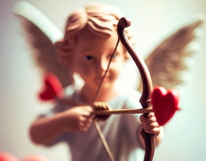 Cupido presenta el nuevo poemario de Fernando Marín: flechas directas al corazón este San Valentín