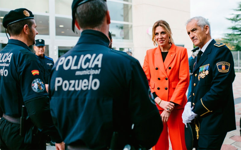 Pozuelo de Alarcón | La alcaldesa felicita a la Policía Municipal por su intervención para desarticular una banda dedicada al robo de vehículos