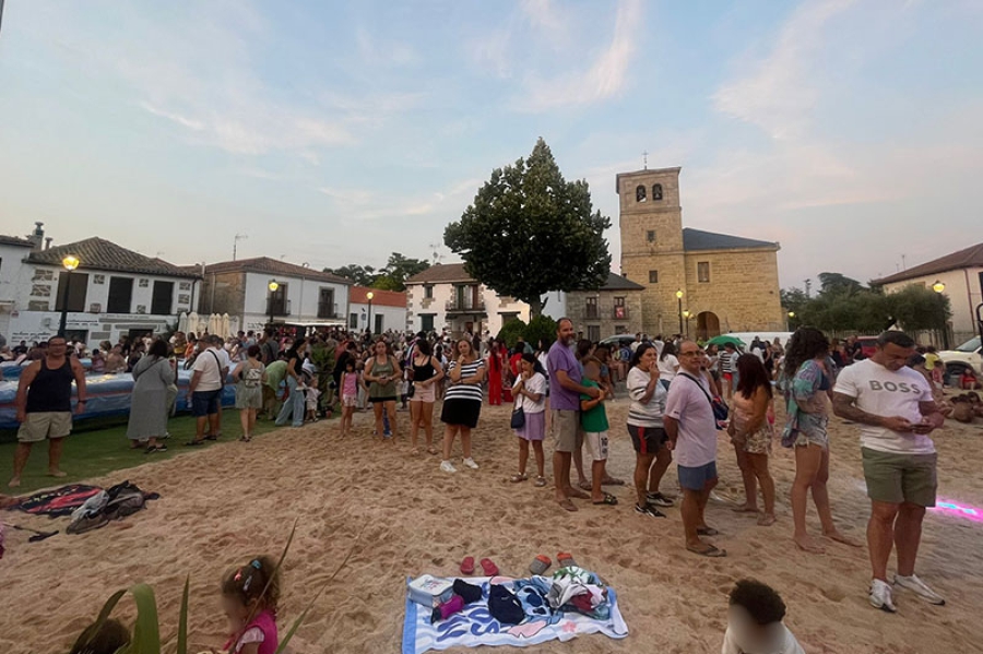 Colmenar del Arroyo | Colmenar del Arroyo vivó una auténtica jornada de playa en plena Plaza de España