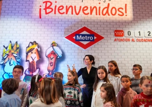 Díaz Ayuso visita 012 Reyes Magos, que este año conectará por videollamada a los niños con Sus Majestades de Oriente