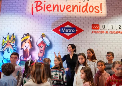 Díaz Ayuso visita 012 Reyes Magos, que este año conectará por videollamada a los niños con Sus Majestades de Oriente