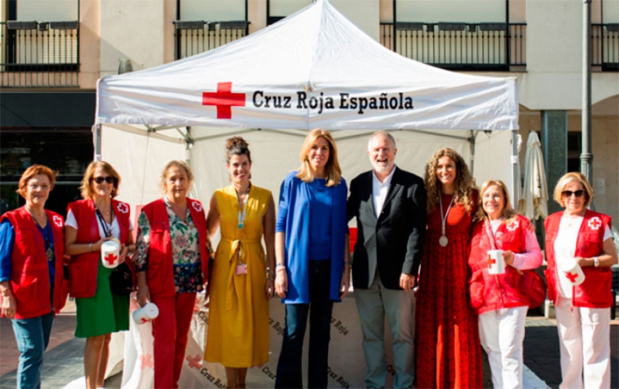 Pozuelo de Alarcón | La alcaldesa visita la mesa petitoria de Cruz Roja instalada en la Plaza Mayor de Pozuelo