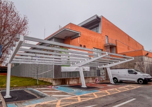 Boadilla del Monte |  Avanza la instalación de placas fotovoltaicas en marquesinas del aparcamiento de la piscina cubierta