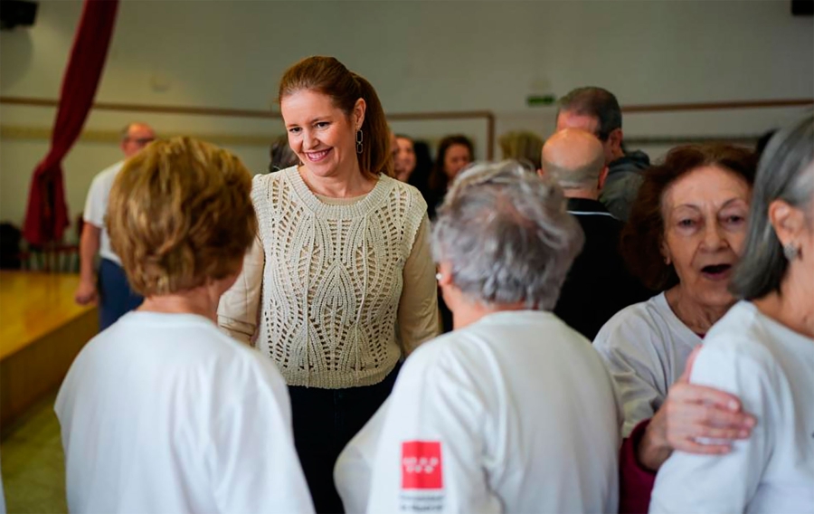 Ayuso en el balcón de Génova tras la victoria electoral en Madrid