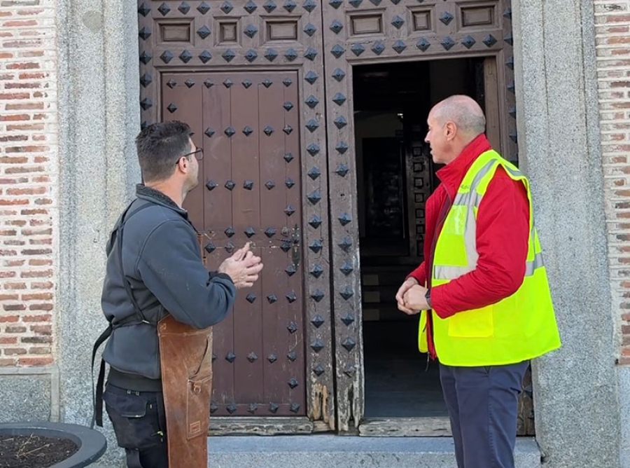 Sevilla la Nueva | Comienzan los trabajos de restauración del portón  histórico del Palacio de Baena en Sevilla la Nueva