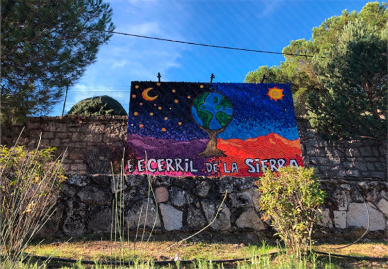 Becerril de la Sierra | Ya está instalado el mural de tapones reciclados en el cual han participado muchas niñas y niños