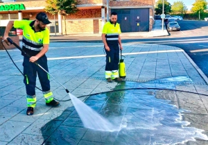 Majadahonda | Majadahonda estrena sistema de fregado con agua a presión, jabón y eliminación de manchas en aceras y zonas peatonales