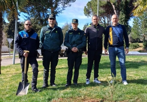 Pelayos de la Presa | Homenaje de Pelayos a los guardias civiles asesinados en Barbarte con la plantación de un árbol en su recuerdo