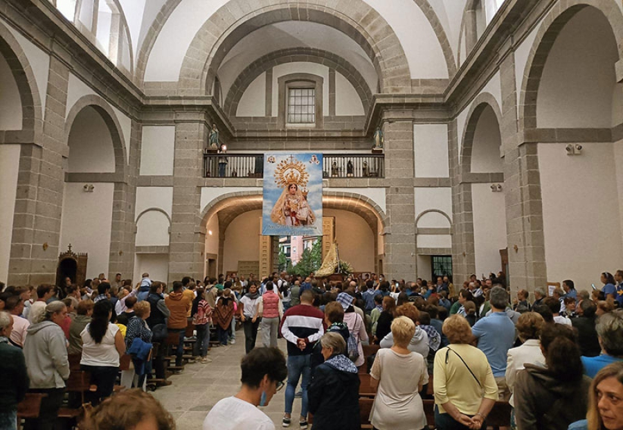 El Escorial | Las inclemencias meteorológicas obligaron a celebrar los actos tradicionales de la Romería de la Virgen de la Herrería en el interior de la Iglesia Parroquial
