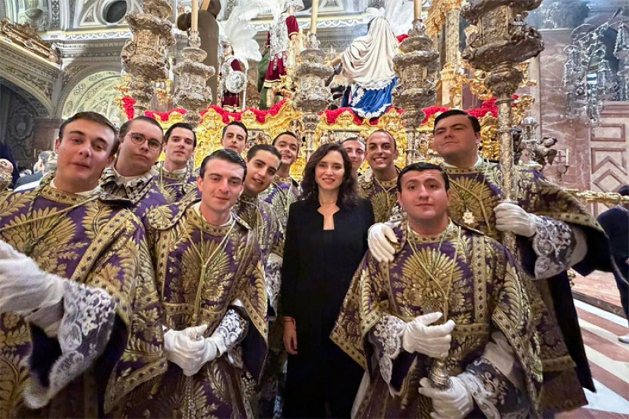 Díaz Ayuso asiste a las procesiones de la Esperanza Macarena y Los Gitanos de la Madrugá de Sevilla