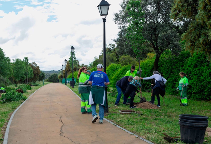Boadilla del Monte | Mayores de Boadilla participan en una plantación de arbolado junto al Parque del Pilar