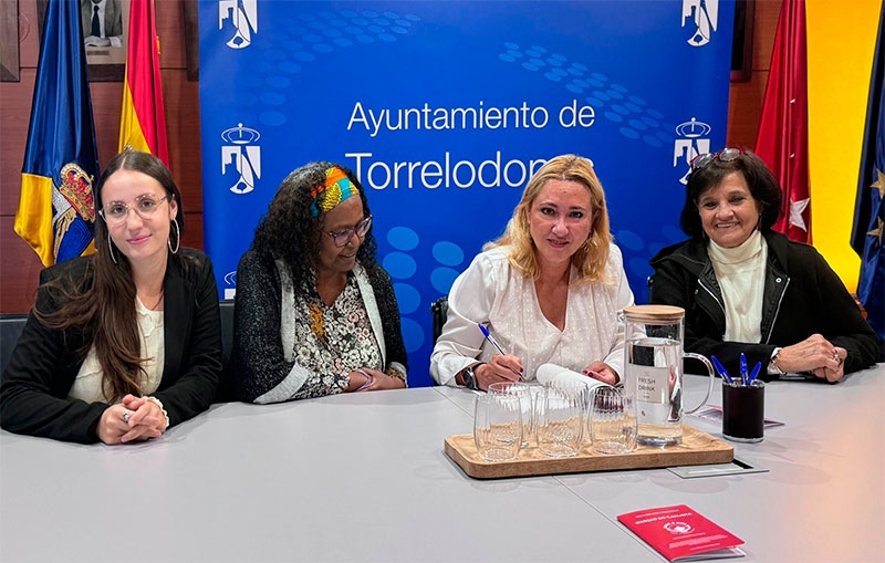 Torrelodones | La alcaldesa firma la Carta de protección contra la mutilación genital femenina