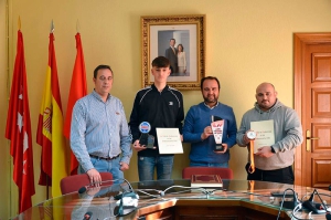 Guadarrama | El Alcalde recibe a Jairo García y Rubén González por sus éxitos deportivos