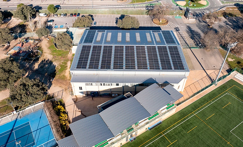 Boadilla del Monte | Finaliza la instalación de placas fotovoltaicas en el CD Ángel Nieto y la piscina cubierta municipal