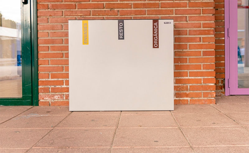 Boadilla del Monte |  El Ayuntamiento entrega a colegios, escuelas infantiles y centros municipales papeleras de recogida de residuos