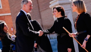 La presidenta Isabel Díaz Ayuso, en la entrega del Premio Cervantes 2024 al escritor Álvaro Pombo