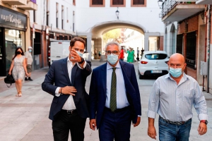 Ayuso en el balcón de Génova tras la victoria electoral en Madrid