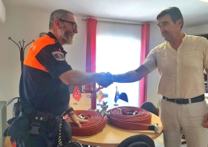 Villamanta | El alcalde de Villamanta entregó material contra incendios a la Agrupación de Voluntarios de Protección Civil local