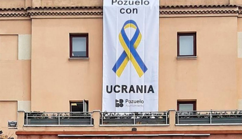 Pozuelo de Alarcón | El Gobierno municipal instala una pancarta de apoyo a Ucrania en la fachada del Ayuntamiento