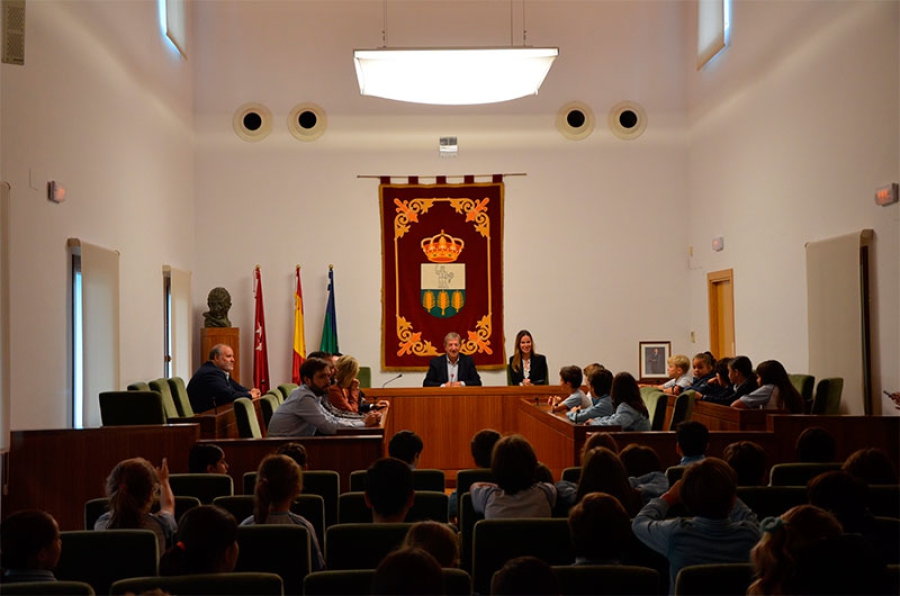 Villanueva de la Cañada | Alumnos del colegio Zola visitan la Casa Consistorial