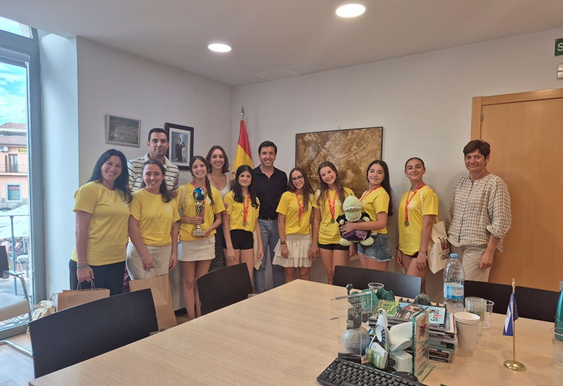 Valdemorillo | El alcalde de Valdemorillo recibe en el Ayuntamiento a las alumnas de la Escuela de Danza Alba Martínez ganadoras en el Global Dance Open 2025
