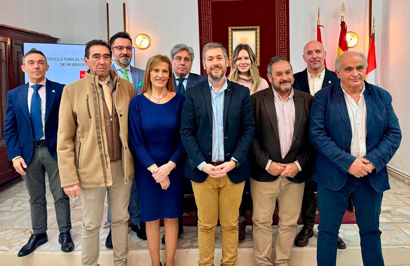 Cenicientos | Cenicientos acogió la firma de un convenio por el que compartirá una nueva trituradora con Cadalso de los Vidrios y Rozas de Puerto Real