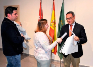 Villaviciosa de Odón | Nueva entrega de cheques bebé por valor de 1.000 euros para los niños nacidos en el segundo cuatrimestre de 2024