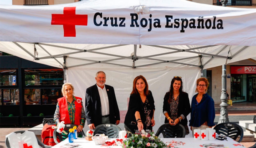 Pozuelo de Alarcón | La alcaldesa visita una mesa petitoria de Cruz Roja Pozuelo con motivo del Día de la Banderita