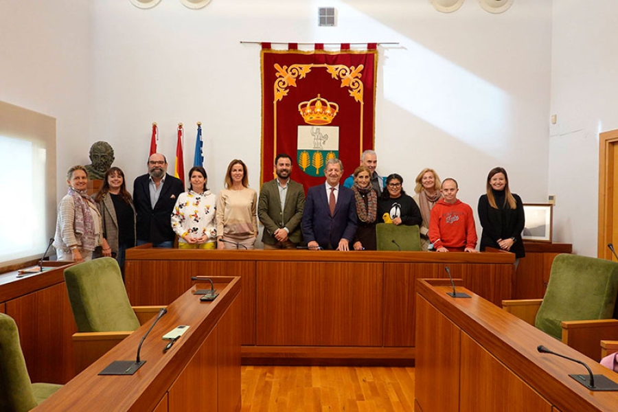 Villanueva de la Cañada | El Ayuntamiento y Jardines de España firman un convenio de cesión de uso de instalaciones deportivas