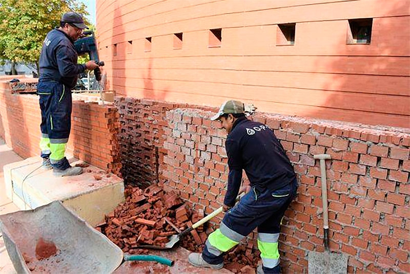 Villaviciosa de Odón | Comienzan los trabajos de demolición del muro exterior del Coliseo de la Cultura por su mal estado