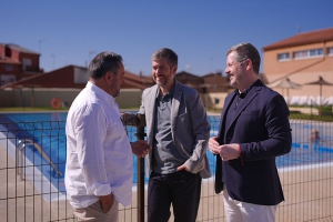 Cenicientos | Los consejeros de Presidencia y Administración Local y de Cultura supervisaron junto al alcalde de Cenicientos las obras ejecutadas en la piscina municipal