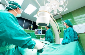 La Comunidad de Madrid reduce todas sus listas de espera sanitarias, cerca de tres veces por debajo de la media nacional en intervenciones quirúrgicas