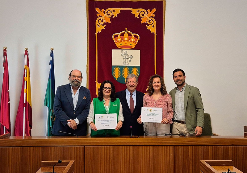 Villanueva de la Cañada | Entrega de la recaudación del Mercadillo Solidario de Libros y del Torneo de Pádel contra la Meningitis